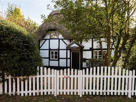 Picture perfect chocolate box Japonica Cottage