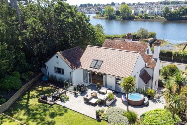 Holiday home on the water